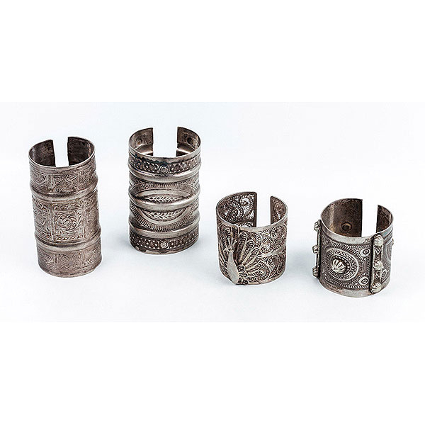 Lote de cuatro brazaletes esclavos en orfebrer&iacute;a tradicional Libia, antiguos, realiados en plata