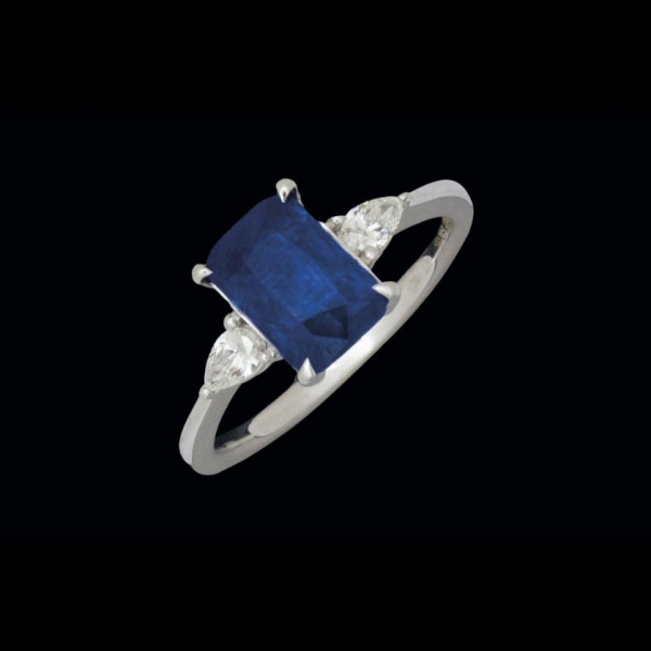 Anillo de oro blanco de 18 K. con zafiro azul de 2,36 cts. y diamantes talla pera (0,20 cts.).