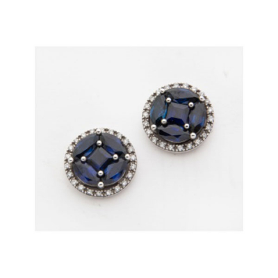 Pendientes en oro blanco con cuajado de zafiros azules y orla de diamantes talla brillante con un peso total de 0,22 cts. aprox.