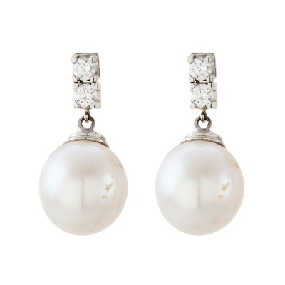 Pendientes en oro blanco con dos diamantes talla brillante rematados por perla cultivada Australiana de 12 mm.