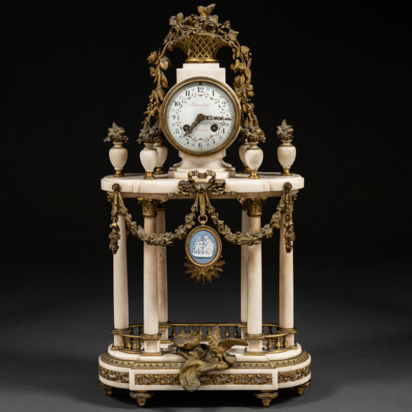 Reloj de sobremesa franc&eacute;s estilo Lu&iacute;s XVI en bronce dorado, m&aacute;rmol blanco y placa de porcelana wedgwwod. Trabajo franc&eacute;s del siglo XIX