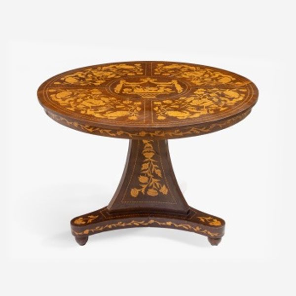 Mesa de centro en madera de caoba y marquetería de maderas frutales con medallón central representando cesta de flores, hojas y pie de trípode. Holanda S. XIX