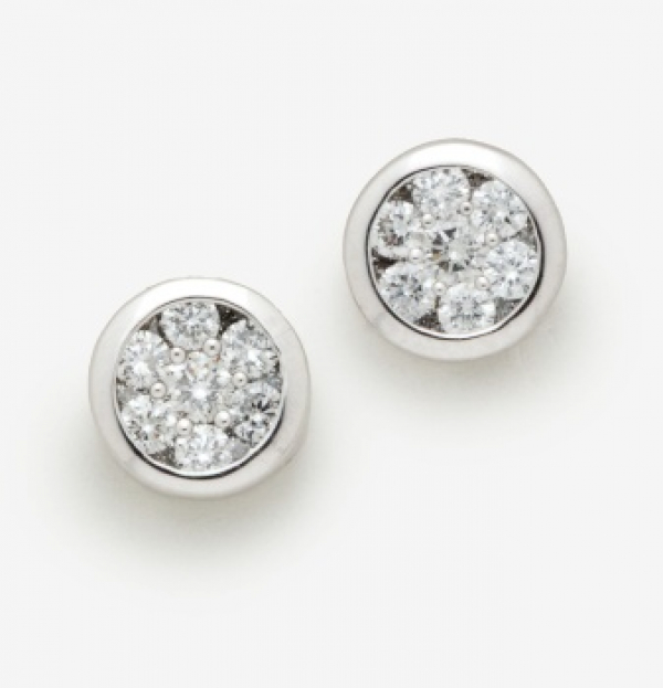 Pendientes en oro blanco 7 diamantes talla brillante formando una flor, con un peso total de 0,40 cts.