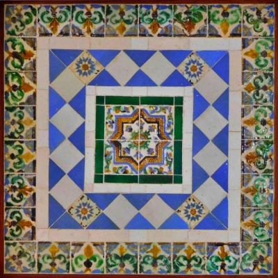 Composici&oacute;n con azulejer&iacute;a portuguesa en azul con motivo de jarr&oacute;n, Portugal, siglo XVII.