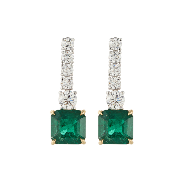 Pendientes largos en oro bicolor con línea de diamantes talla brillante en degradé rematada por espléndida esmeralda de Zambia talla octogonal engastados en garras.