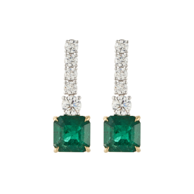 Pendientes largos en oro bicolor con línea de diamantes talla brillante en degradé rematada por espléndida esmeralda de Zambia talla octogonal engastados en garras.