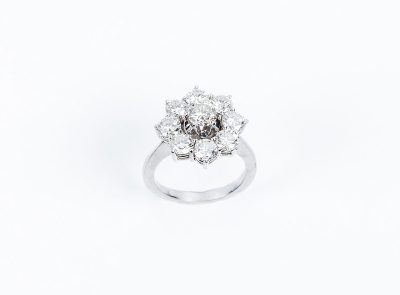 Sortija rosetón en oro blanco, con centro y orla de limpios y blancos diamantes talla brillante