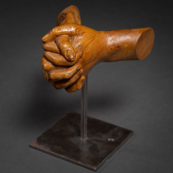 "Manos entrelazadas" Escultura en madera tallada del siglo XX.