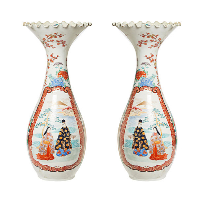 Pareja de jarrones en porcelana japonesa con boca rizada y decoraciones florales, de aves y escena romántica en cartela, s.XX.