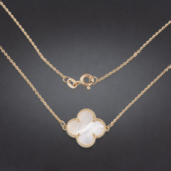 Cadena y colgante en forma de trébol en oro amarillo de 18 kt con incrustaciones de nácar.