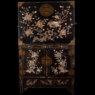 Precioso Cabinet Japones William &amp; Mary en laca y madreperla del siglo XVII.