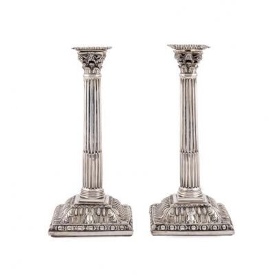Pareja de sofisticados candeleros Jorge III realizados en plata inglesa punzonda, ley 925.