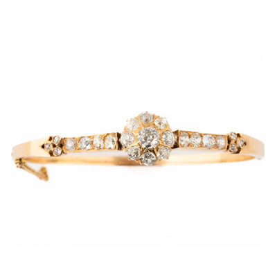 Brazalete esclavo antiguo en oro rosa 18 K, con rosetón de limpios y blancos diamantes, talla brillante &#039;cushion&#039; antigua, en garras, flanqueado por filas de diamantes y motivo de diamantitos