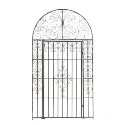 Verja y puerta en forma de arco en hierro forjado pintado en tono gris con decoración vegetal.