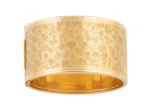 Brazalete ancho r&iacute;gido con decoraci&oacute;n matizada. 