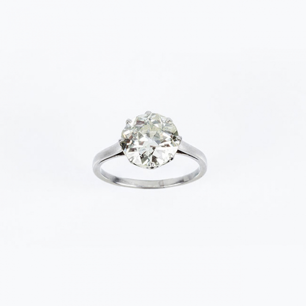 Anillo solitario antiguo, en montura de platino, con un limpio diamante, talla brillante antigua
