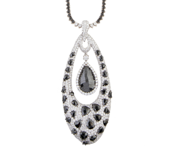 Collar con gran centro en forma de gota de brillantes negros e incoloros, con diamante negro facetado. En oro blanco de 18K. 