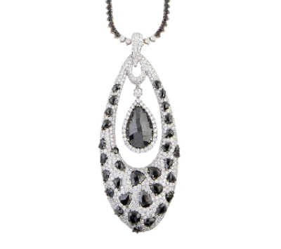 Collar con gran centro en forma de gota de brillantes negros e incoloros, con diamante negro facetado. En oro blanco de 18K. 