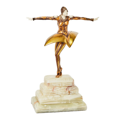 Escuela europea, s.XX. Bailarina. Escultura criselefantina estilo Art Deco en bronce esmaltado y marfil según modelo de D.C. Chiparus sobre base en ónix.