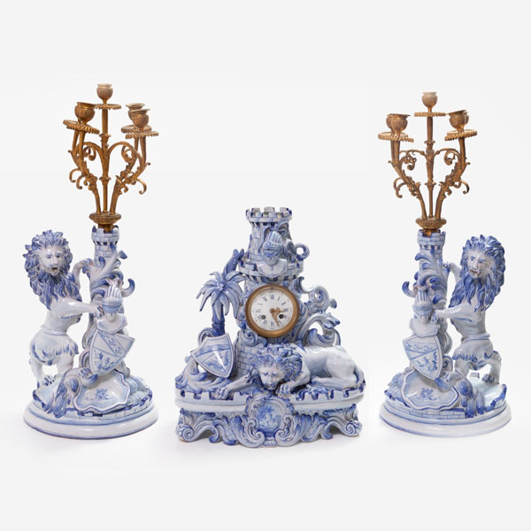 Guarnici&oacute;n de reloj y candelabros en cer&aacute;mica azul y blanca, firmado St. Clement. Francia S. XIX