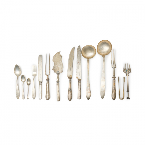 Cubertería en plata española punzonada, s.XX. 63 piezas.