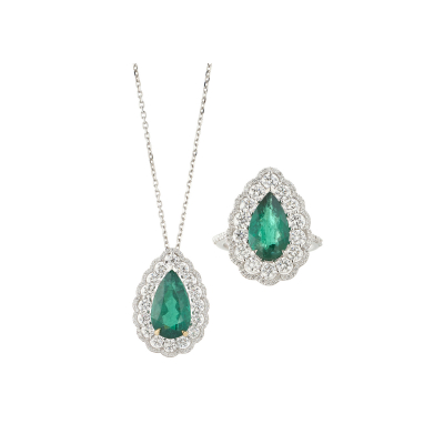 Espectacular juego de gargantilla y sortija en oro blanco con esmeraldas de Zambia talla perilla orladas por diamantes talla brillante.