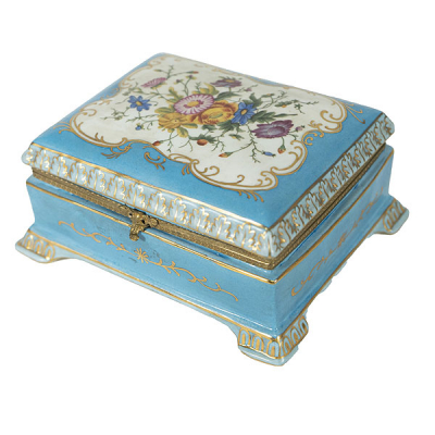 Caja en porcelana europea con decoración floral en cartela sobre azul y filetedos en dorado, segunda mitad del s.XX.