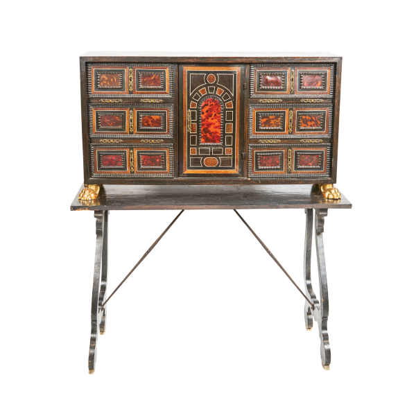 Bargue&ntilde;o estilo Napole&oacute;n III en madera de nogal con marqueter&iacute;as contrastadas y fileteados en boj y carey, s.XIX.