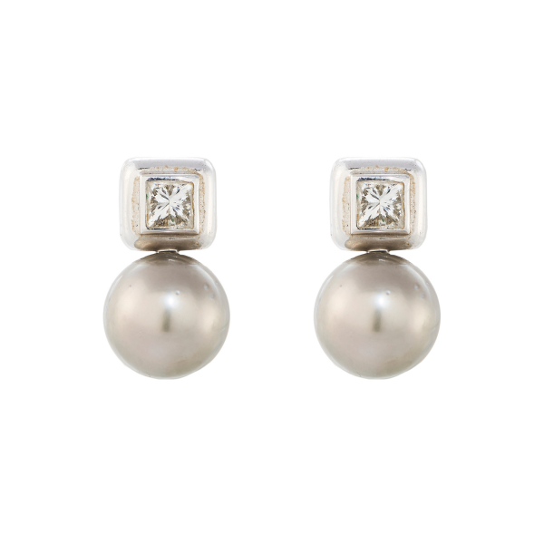 Pendientes tu y yo en oro blanco con diamante talla carré engastado en chatón y perla cultivada Tahití de 9 mm.