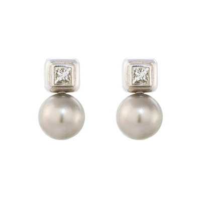Pendientes tu y yo en oro blanco con diamante talla carré engastado en chatón y perla cultivada Tahití de 9 mm.