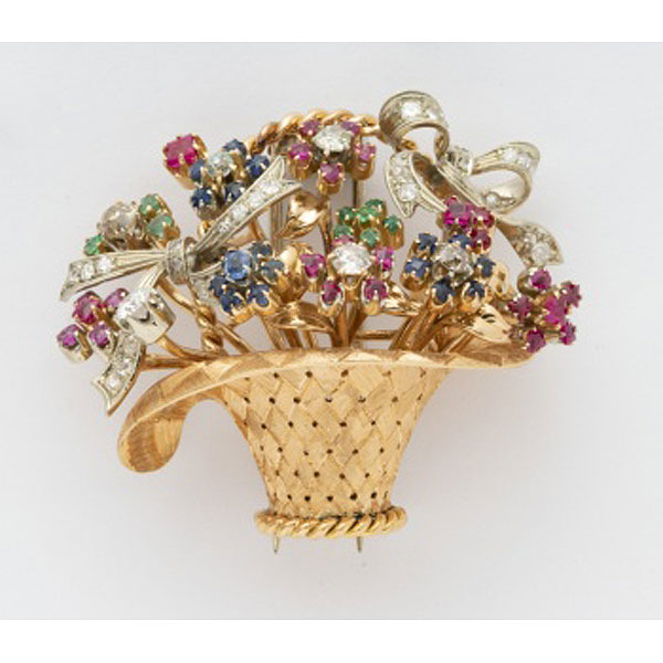 Broche en oro amarillo representando cesta de flores con rubíes, zafiros, esmeraldas y lazo con cuajado de diamantes talla brillante.
