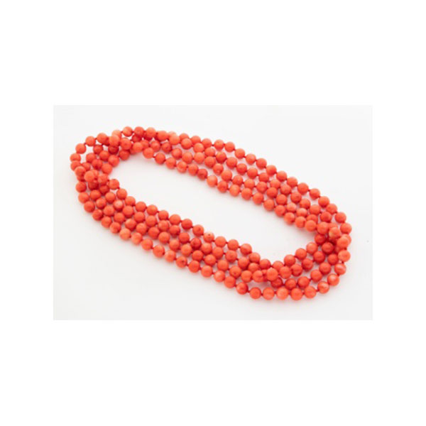 Collar largo de bolas de coral. Medidas: 110 cm.