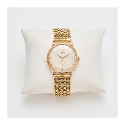 OMEGA. Reloj de pulsera para caballero. En oro, c.1950. Esfera guilloché con numeración arábiga y a trazos aplicados.