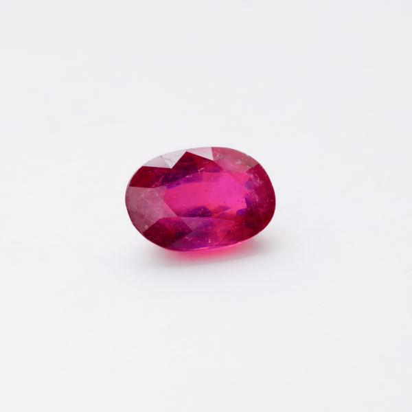 Rub&iacute; talla oval de 13 x 9 mm. Peso: 7,35 ct. aprox.