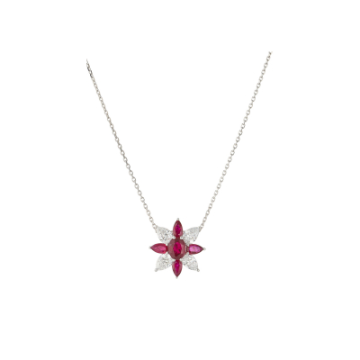 Gargantilla en oro blanco con rosetón de diamantes y rubíes tallas perilla y oval.