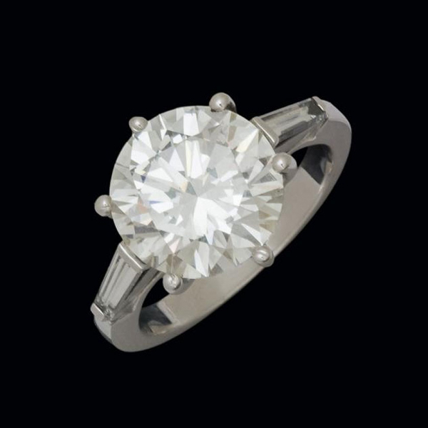 Anillo de oro blanco de 18 K. con brillante de 5,08 cts. HRD.