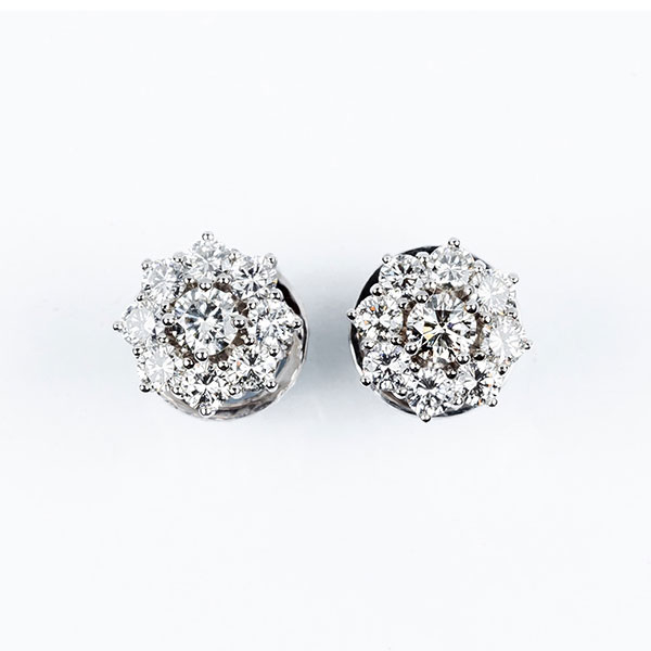 Pendientes rosetón en oro blanco 18 K, con centro y orla de limpios y blancos diamantes, talla brillante