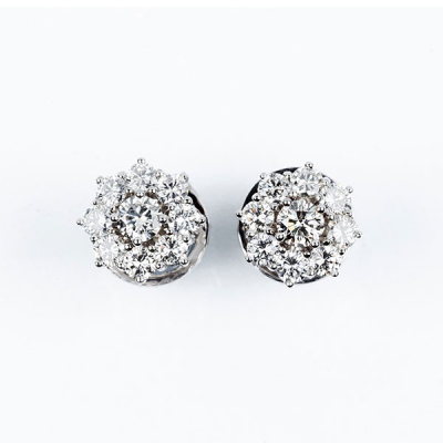 Pendientes rosetón en oro blanco 18 K, con centro y orla de limpios y blancos diamantes, talla brillante