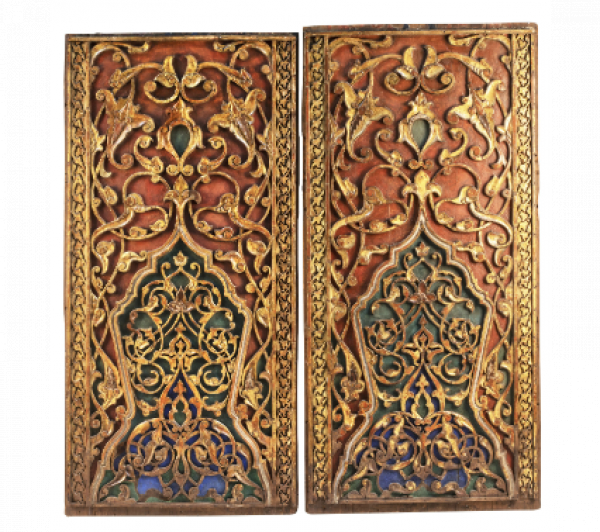 Pareja de paneles otomanos de madera tallada, policromada y dorada, con decoración de atauriques.  S. XIX. 