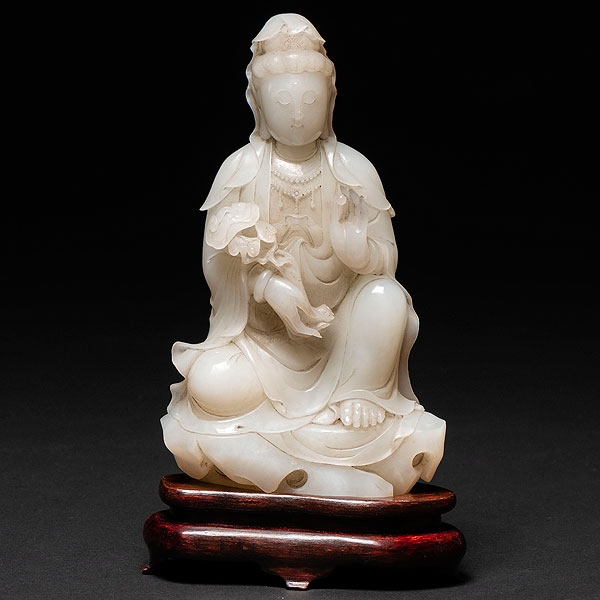 “Guanyin” Figura China realizada en Jade tallado, Siglo XX