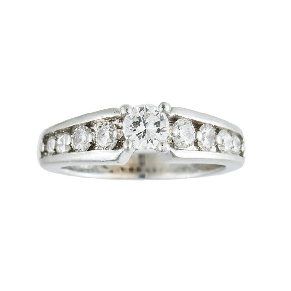 Sortija en oro blanco con centro y brazos de diamantes talla brillante.