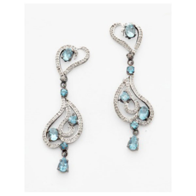 Pendientes largos en plata con aguamarinas y diamantes, con decoración de hojas.