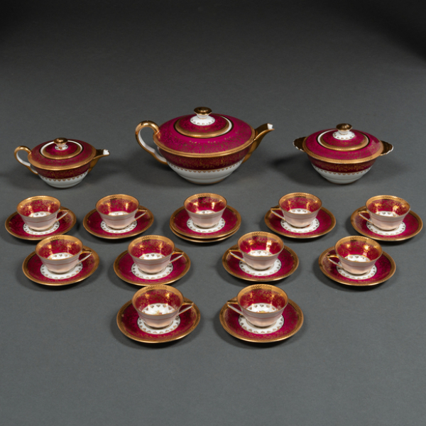 Juego de café y té de once servicios en porcelana francesa de Limoges.