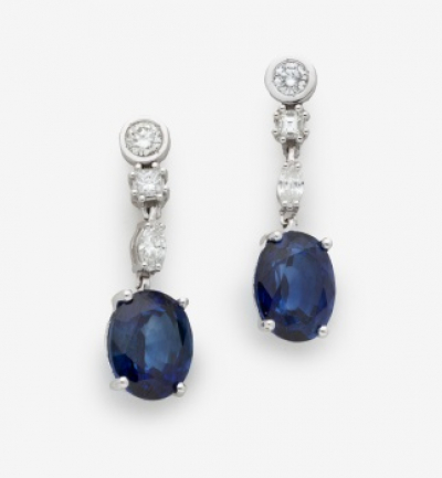 Pendientes largos en oro blanco con zafiros azules y diamantes talla brillante con un peso total 0,40 cts. aprox.
