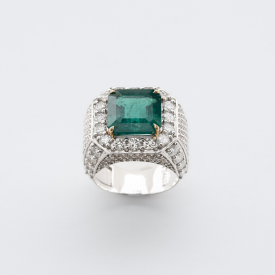 Sortija dise&ntilde;o sello en oro blanco con esmeralda central talla octogonal y cuerpo cuajado de diamantes talla brillante.