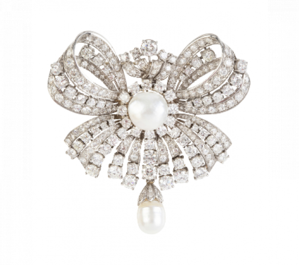 Broche lazo años 50 de brillantes con perla abotonada central, y perilla de perla colgante.   Procedente de la joyería Pérez Fernández, con su estuche original. 