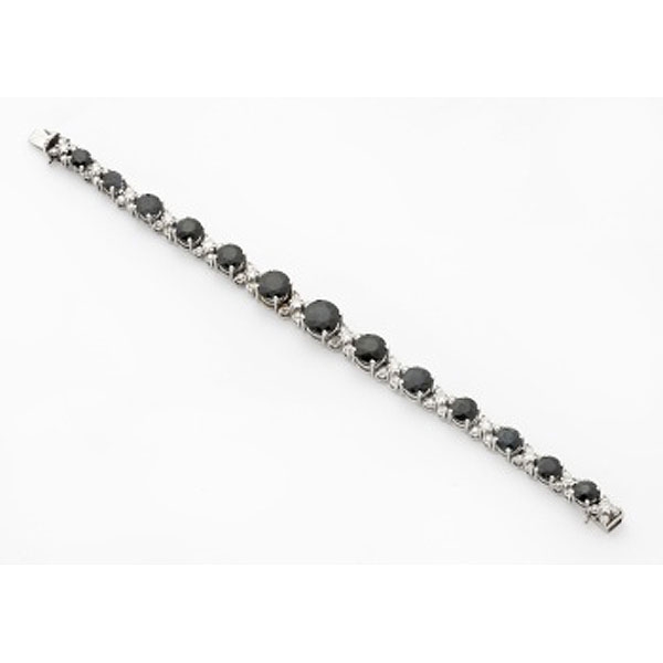 Pulsera en oro blanco con 13 zafiros en diferentes tamaños unidos por diamantes talla brillante