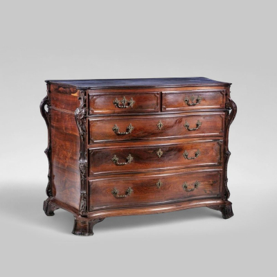 Importante c&oacute;moda en madera de palosanto (Brasil), Escuela Portuguesa, Siglo XVIII.