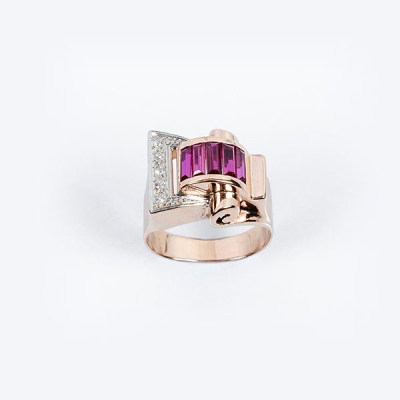 Sortija vintage estilo 'Chevalier', en oro rosa 18 K, con banda central de piedras rojas y diamantes 