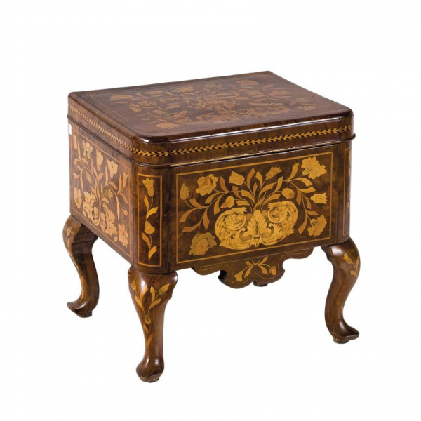 Refrigerador estilo holandés S. XVIII-XIX.   Interesante refrigerador en madera tallada y chapeada.